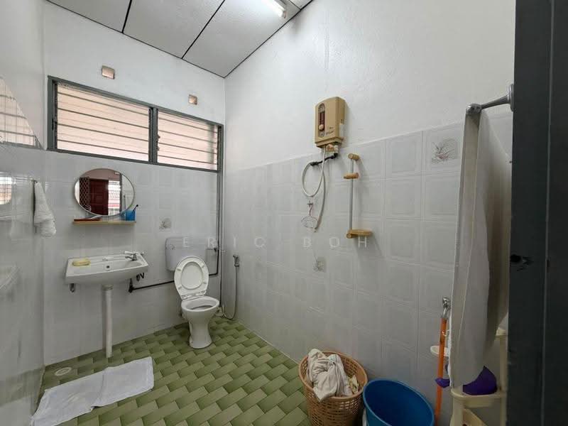 2-storey Terraced House for Sale in Island Glades (Jelutong) - Eric Boh - Bathroom - PropertyGuru.com.my