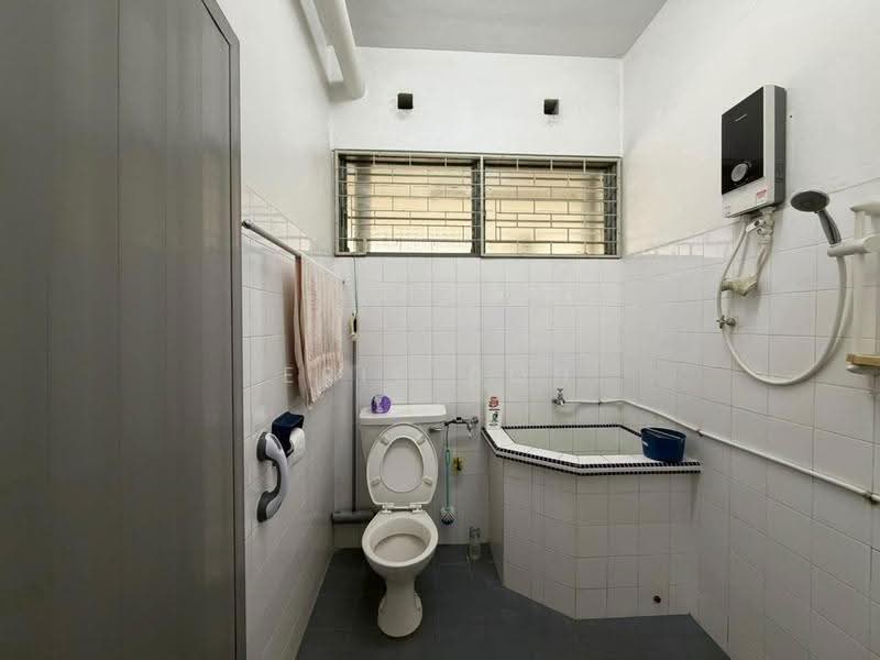 2-storey Terraced House for Sale in Island Glades (Jelutong) - Eric Boh - Bathroom - PropertyGuru.com.my