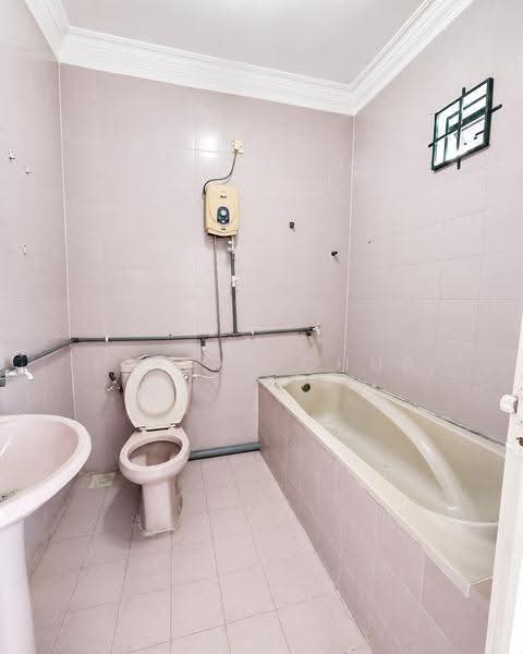 Rumah Teres 2-Tingkat untuk Dijual di Taman Johor Jaya (Johor Bahru) - Serene Chua - Bathroom - PropertyGuru.com.my