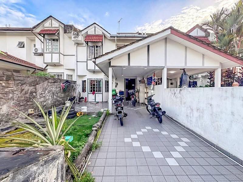 2-storey Terraced House for Sale in Seksyen 9 (Shah Alam) - Izzat Zamros - Exterior - PropertyGuru.com.my