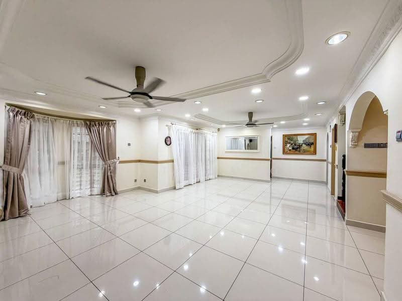 Semi-Detached House for Sale in Seksyen 9 (Shah Alam) - Izzat Zamros - Living Room - PropertyGuru.com.my