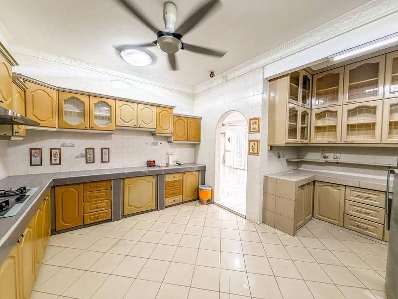 Semi-Detached House for Sale in Seksyen 9 (Shah Alam) - Izzat Zamros - Kitchen - PropertyGuru.com.my
