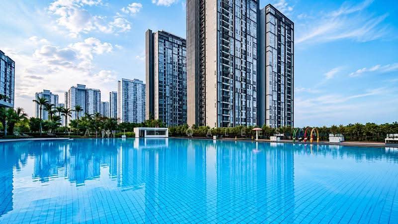 Kondominium untuk Dijual di Lakefront Residence - Yantie Qaleesya - Pool - PropertyGuru.com.my