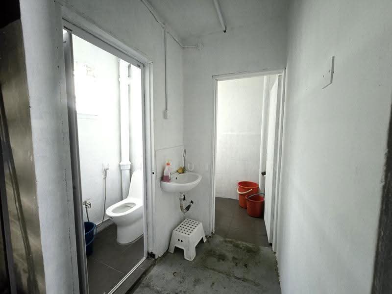 Shop for Rent in Taman Melodies (Johor Bahru) - Mui Hui Tan - Bathroom - PropertyGuru.com.my