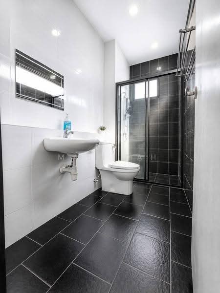 Semi-Detached House for Sale in Taman Saujana Suria (Kajang) - Masnizah Arifin - Bathroom - PropertyGuru.com.my