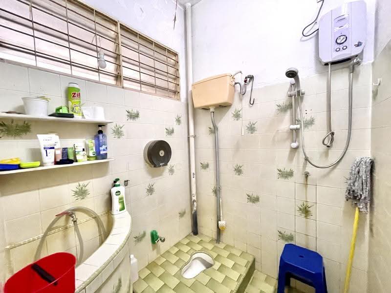 2-storey Terraced House for Sale in Island Glades (Jelutong) - Eric Boh - Bathroom - PropertyGuru.com.my