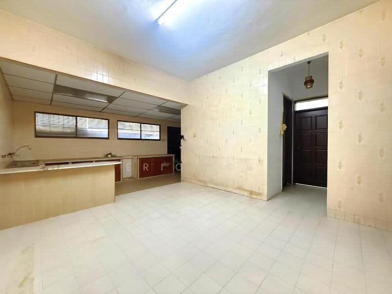 Semi-Detached House for Sale in Island Glades (Jelutong) - Eric Boh - Kitchen - PropertyGuru.com.my