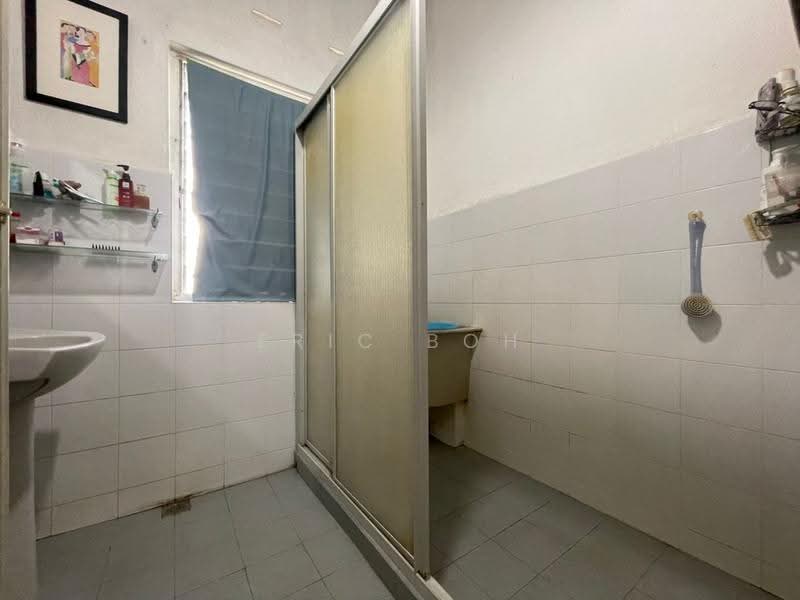 Semi-Detached House for Sale in Island Glades (Jelutong) - Eric Boh - Bathroom - PropertyGuru.com.my