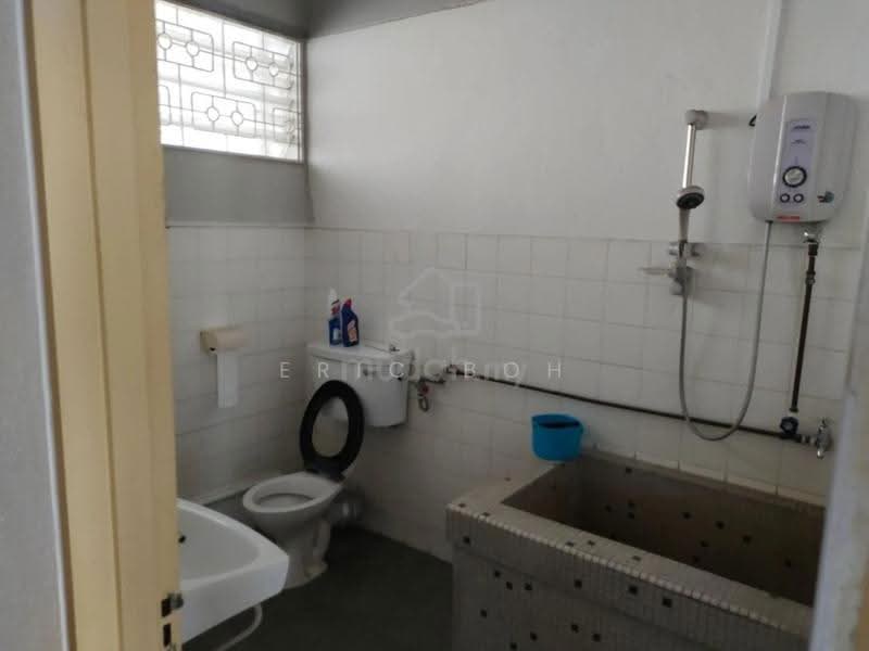 2-storey Terraced House for Sale in Island Glades (Jelutong) - Eric Boh - Bathroom - PropertyGuru.com.my