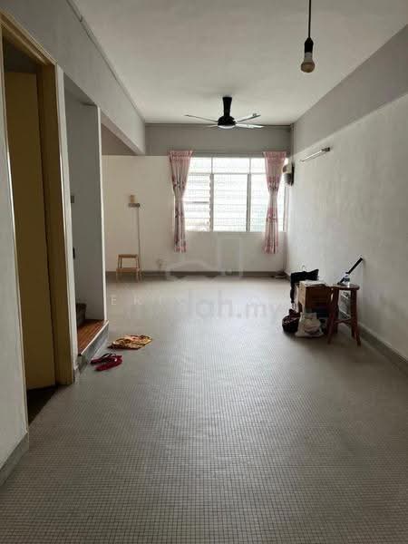 2-storey Terraced House for Sale in Island Glades (Jelutong) - Eric Boh - Living Room - PropertyGuru.com.my