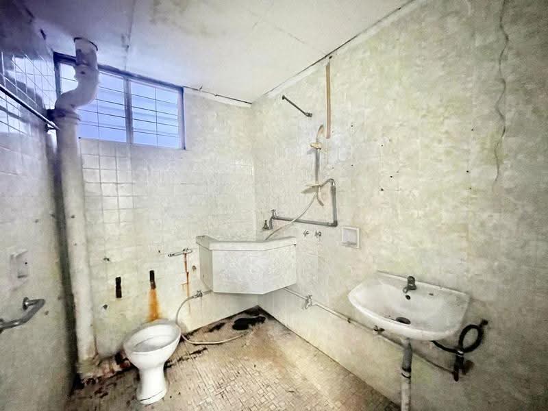 Semi-Detached House for Sale in Island Glades (Jelutong) - Eric Boh - Bathroom - PropertyGuru.com.my