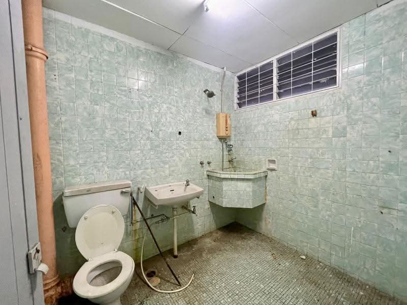 Semi-Detached House for Sale in Island Glades (Jelutong) - Eric Boh - Bathroom - PropertyGuru.com.my