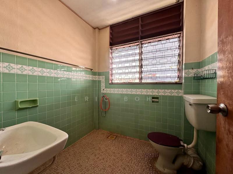 2-storey Terraced House for Sale in Island Glades (Jelutong) - Eric Boh - Bathroom - PropertyGuru.com.my
