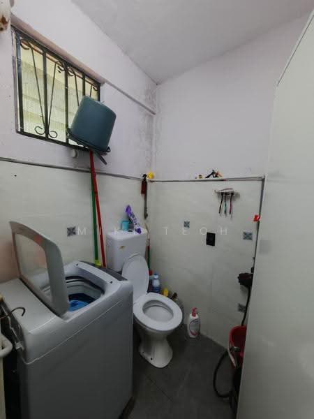 Rumah Flat untuk Dijual di Flat Taman Ungku Tun Aminah - Miki Teoh - Bathroom - PropertyGuru.com.my