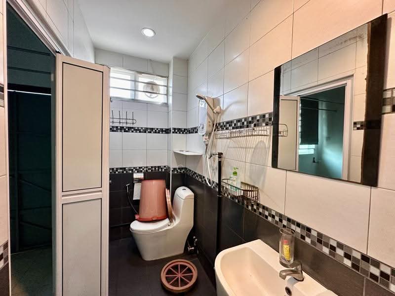 2-storey Terraced House for Sale in Island Glades (Jelutong) - Eric Boh - Bathroom - PropertyGuru.com.my