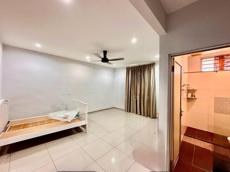 2-storey Terraced House for Sale in Island Glades (Jelutong) - Eric Boh - Bedroom - PropertyGuru.com.my