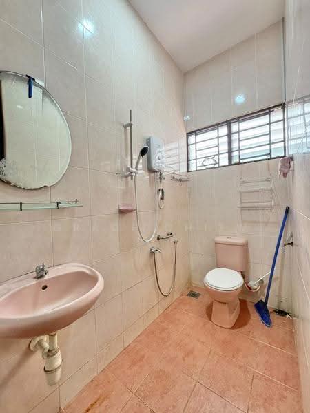 Rumah Teres 2-Tingkat untuk Disewa di Taman Johor Jaya (Johor Bahru) - Grace Chiew - Bathroom - PropertyGuru.com.my