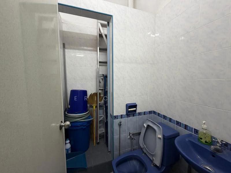 2-storey Terraced House for Sale in Island Glades (Jelutong) - Eric Boh - Bathroom - PropertyGuru.com.my