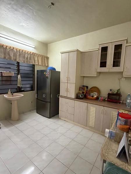 2-storey Terraced House for Sale in Island Glades (Jelutong) - Eric Boh - Kitchen - PropertyGuru.com.my