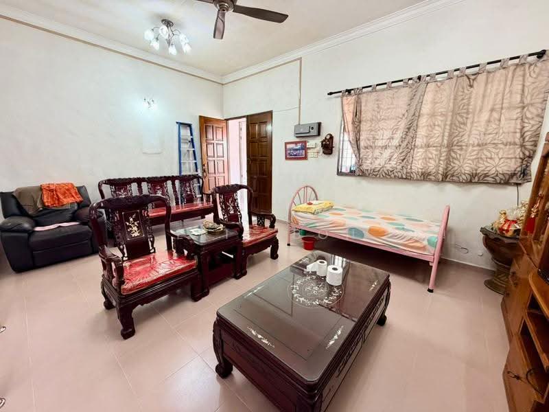 2-storey Terraced House for Sale in Island Glades (Jelutong) - Eric Boh - Living Room - PropertyGuru.com.my