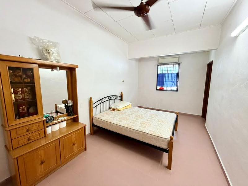 2-storey Terraced House for Sale in Island Glades (Jelutong) - Eric Boh - Bedroom - PropertyGuru.com.my