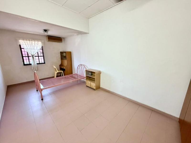 2-storey Terraced House for Sale in Island Glades (Jelutong) - Eric Boh - Bedroom - PropertyGuru.com.my
