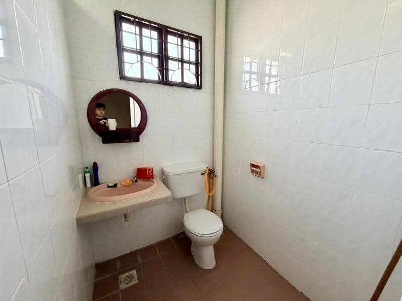 2-storey Terraced House for Sale in Island Glades (Jelutong) - Eric Boh - Bathroom - PropertyGuru.com.my