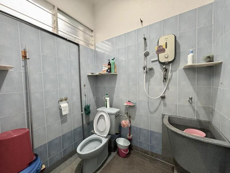 2-storey Terraced House for Sale in Island Glades (Jelutong) - Eric Boh - Bathroom - PropertyGuru.com.my