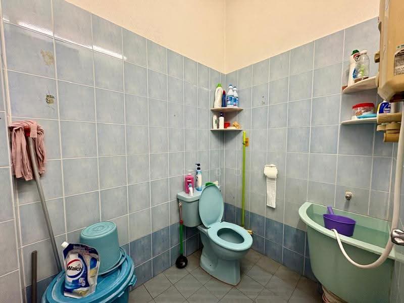 2-storey Terraced House for Sale in Island Glades (Jelutong) - Eric Boh - Bathroom - PropertyGuru.com.my