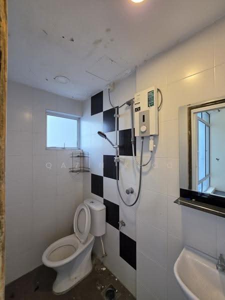 Pangsapuri untuk Dijual di Sky Garden Residences - Qazin Khoo - Bathroom - PropertyGuru.com.my