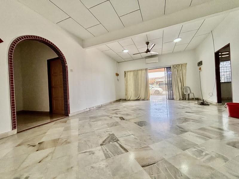 1-storey Terraced House for Sale in Teluk Intan (Perak) - Fennie Tee - Living Room - PropertyGuru.com.my