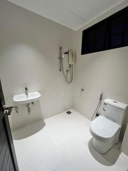 Rumah Berkembar untuk Dijual di Kuching (Sarawak) - Wilson Ting - Master Bathroom - PropertyGuru.com.my