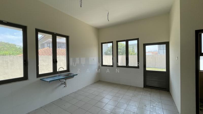 Bungalow House for Sale in Bandar Seri Putra (Bangi) - Azizul Kamarul Zaman - Kitchen - PropertyGuru.com.my
