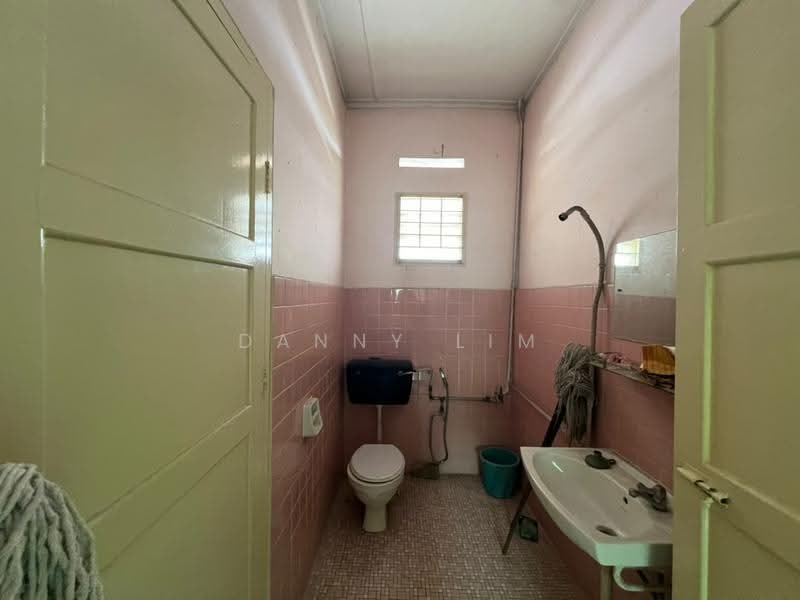 Bungalow House for Rent in Tanjung Tokong (Penang) - Danny Lim - Bathroom - PropertyGuru.com.my