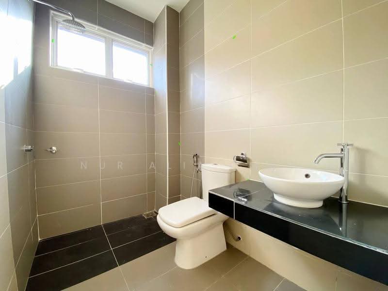 Rumah Berkembar untuk Dijual di D'Kayangan (Shah Alam) - Nur Alia Omar - Bathroom - PropertyGuru.com.my