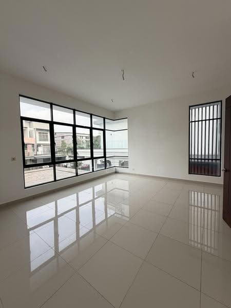 Bungalow House untuk Dijual di Taman Bukit Serdang (Seri Kembangan) - Angel Ng - Living Room - PropertyGuru.com.my