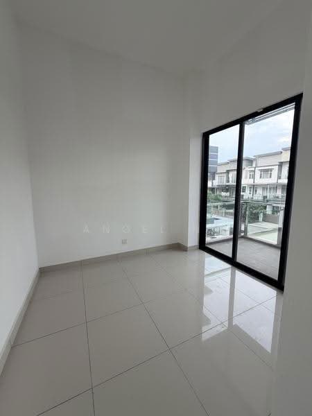 Bungalow House untuk Dijual di Taman Bukit Serdang (Seri Kembangan) - Angel Ng - Balcony - PropertyGuru.com.my