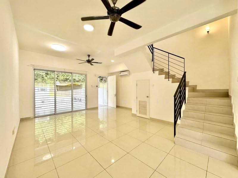 3-storey Terraced House for Sale in Taman Desa Serdang (Seri Kembangan) - Basri Munir - Living Room - PropertyGuru.com.my