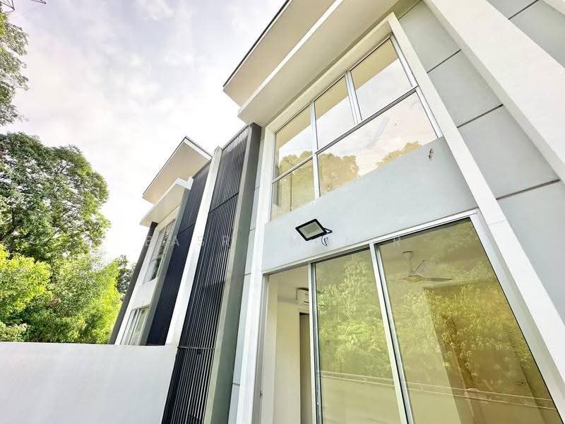 3-storey Terraced House for Sale in Taman Desa Serdang (Seri Kembangan) - Basri Munir - PropertyGuru.com.my