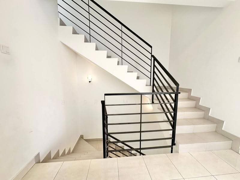 3-storey Terraced House for Sale in Taman Desa Serdang (Seri Kembangan) - Basri Munir - PropertyGuru.com.my