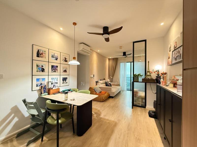 Kediaman Servis untuk Dijual di Kenwingston Platz - Kent Lau - Living Room - PropertyGuru.com.my