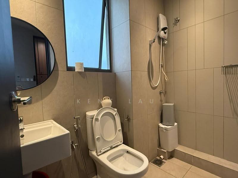 Kediaman Servis untuk Dijual di Kenwingston Platz - Kent Lau - Bathroom - PropertyGuru.com.my