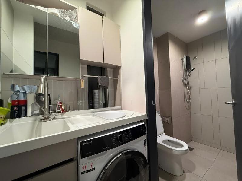 Kediaman Servis untuk Dijual di Kenwingston Platz - Kent Lau - Bathroom - PropertyGuru.com.my