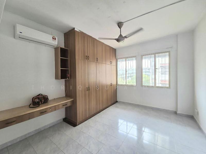 Pangsapuri untuk Dijual di Ixora Apartments - Thoriq Suparman - Bedroom - PropertyGuru.com.my