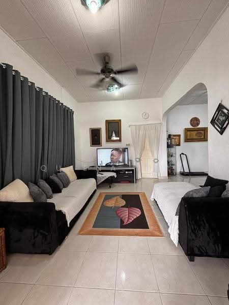 1-storey Terraced House for Sale in Taman Daya (Johor Bahru) - Queena Thye - Living Room - PropertyGuru.com.my