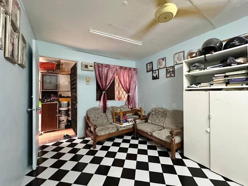 Rumah Flat untuk Dijual di Flat Pandan Jaya - Basri Munir - Living Room - PropertyGuru.com.my
