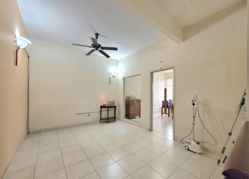 Rumah Bandar untuk Dijual di Taman Lagenda Mas (Cheras) - Mike Lim - Living Room - PropertyGuru.com.my