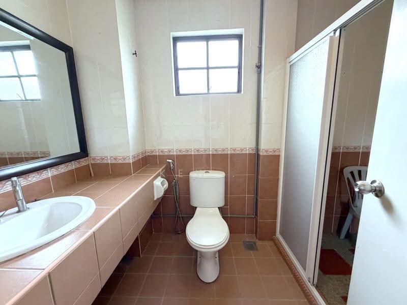 Rumah Berkembar untuk Dijual di Taman Vista Mutiara (Bandar Sungai Long) - Kew . - Bathroom - PropertyGuru.com.my