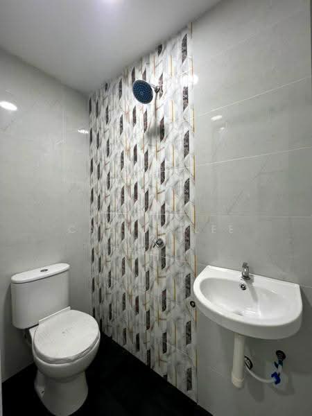 1-storey Terraced House for Sale in Taman Johor Jaya (Johor Bahru) - Calvin Lee - Bathroom - PropertyGuru.com.my