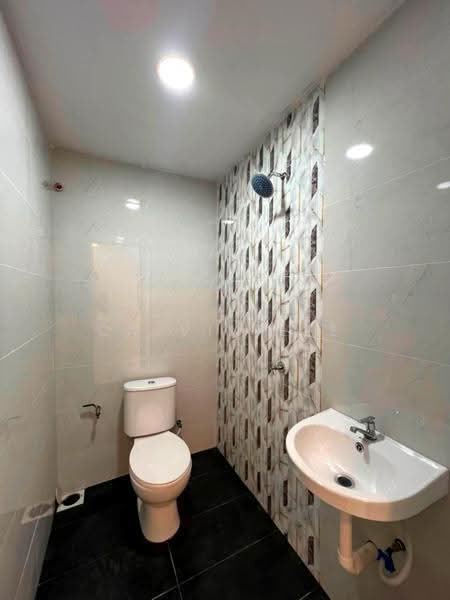 1-storey Terraced House for Sale in Taman Johor Jaya (Johor Bahru) - Calvin Lee - Bathroom - PropertyGuru.com.my